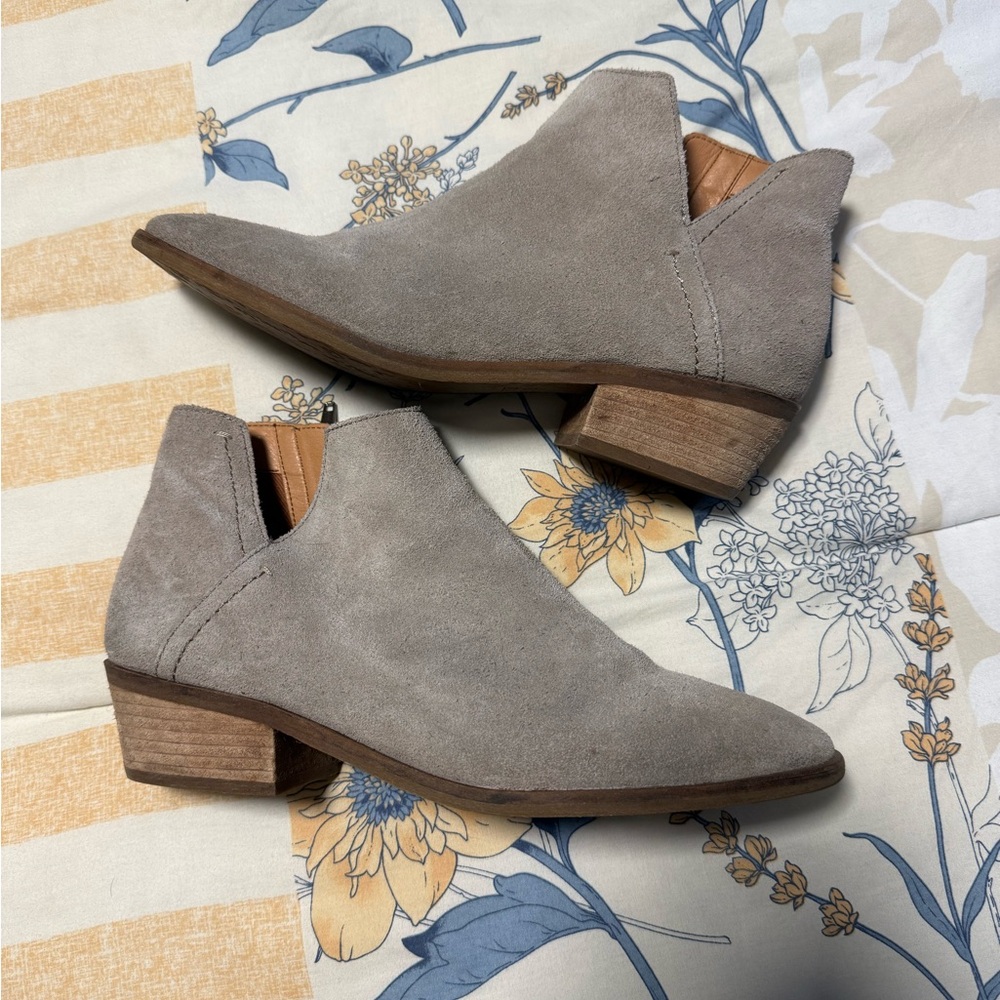 FRYE AND CO. Taupe Suede Ankle Booties